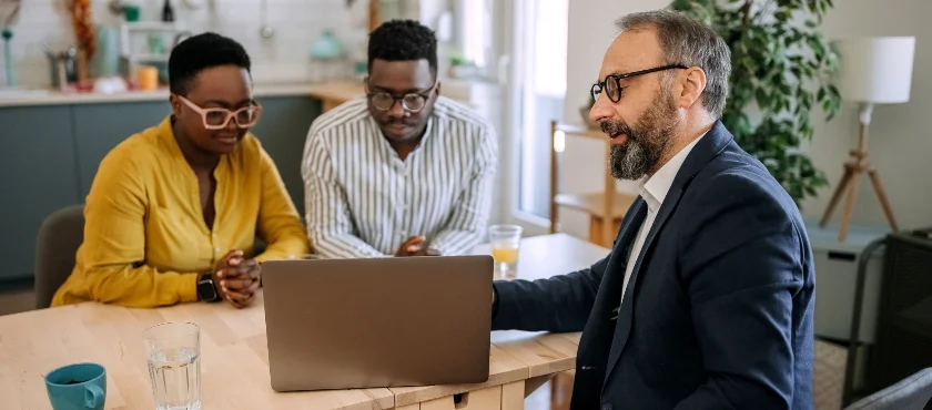Consultor em reunião com clientes