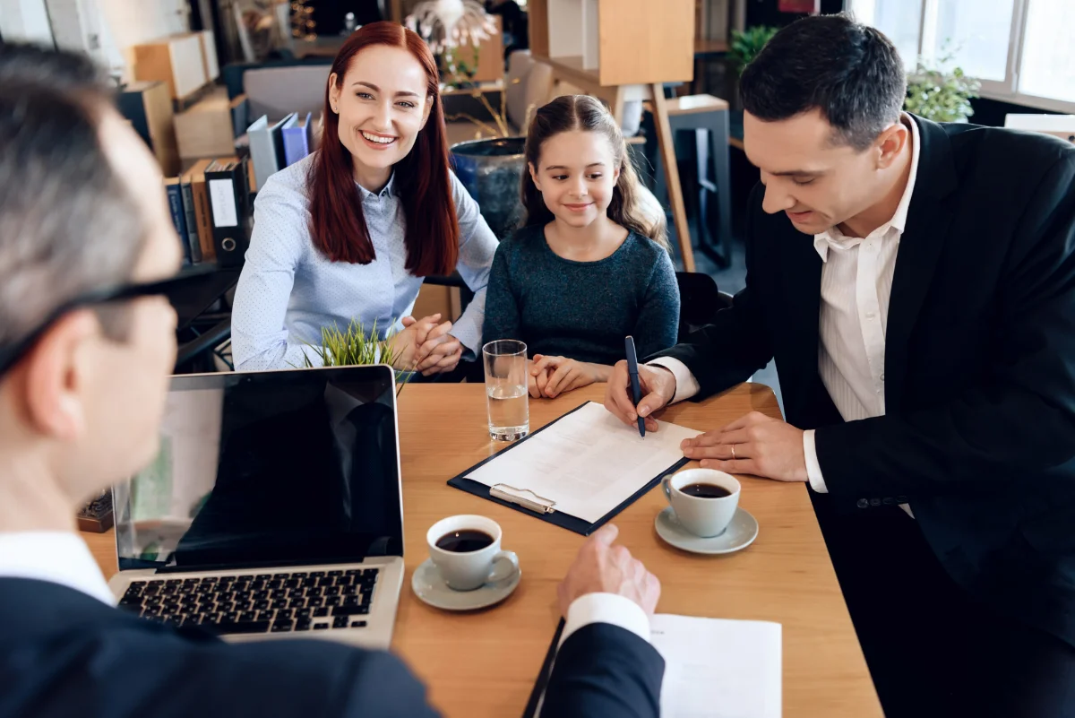 Família em reunião com consultor
