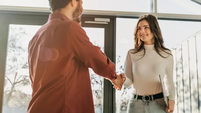 Aperto de mãos entre profissional e cliente